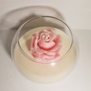 Bougie Rose éclose rose son lit de cire parfumée