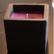 Bougie couleur violet 1 mèche, parfumée, présentées dans un support ardoise 9x9x7 cm 