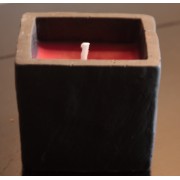 Bougie couleur rouge 1 mèche, parfumée, présentées dans un support ardoise 9x9x7 cm 